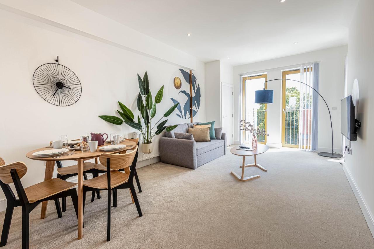 Modern Apartments With Balcony In Merton Near Wimbledon By Sojo Stay Mitcham Kültér fotó