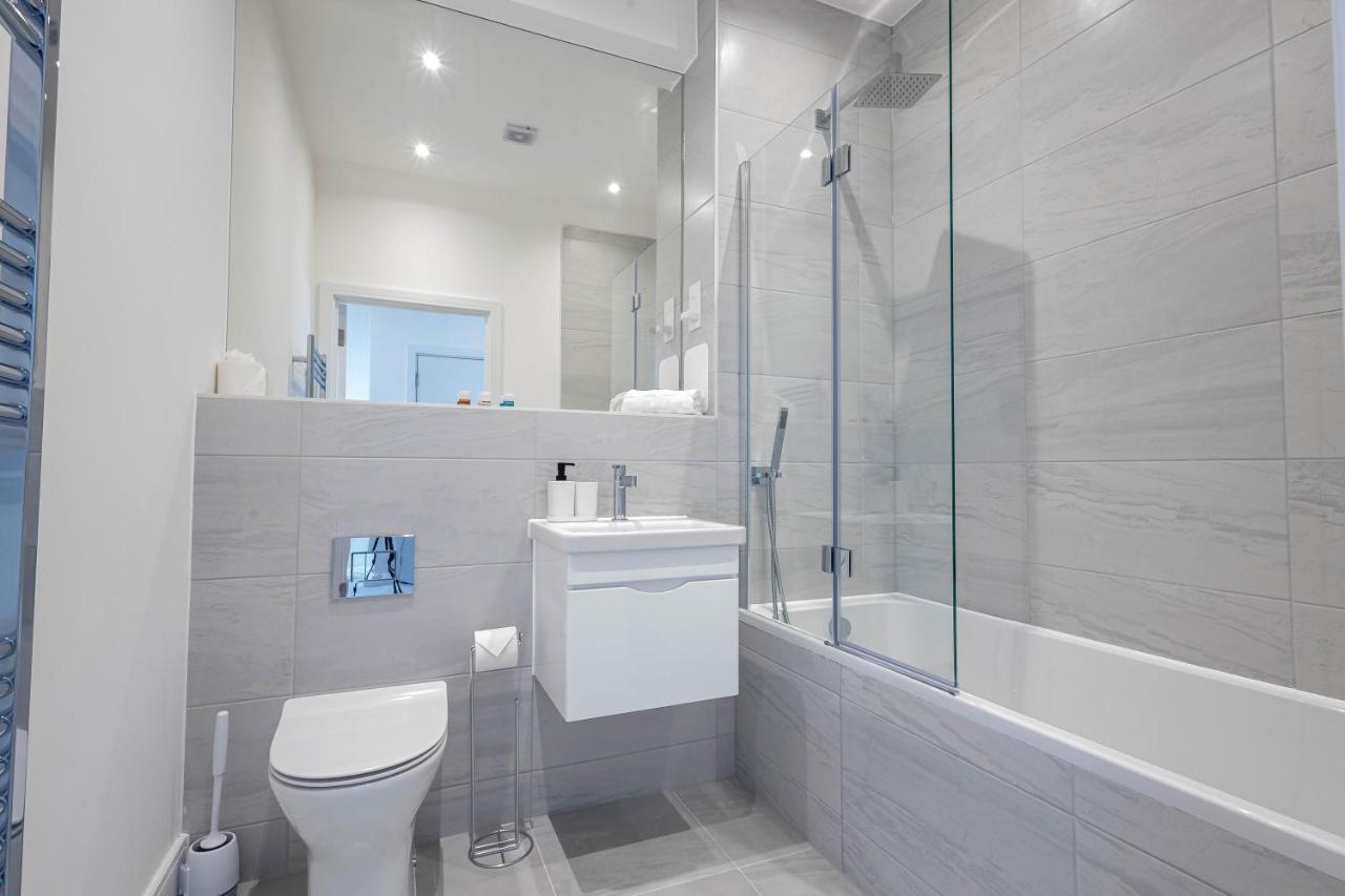 Modern Apartments With Balcony In Merton Near Wimbledon By Sojo Stay Mitcham Kültér fotó